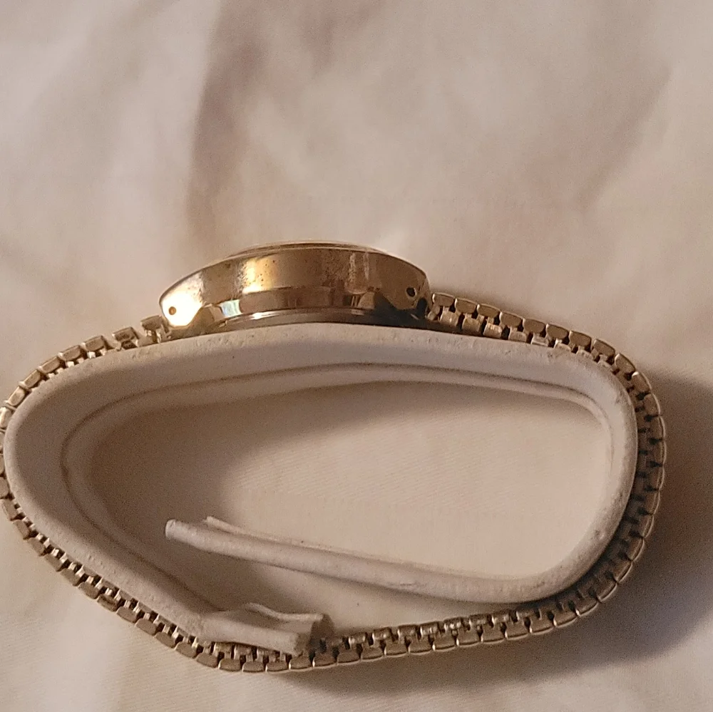 NOS NEW Sharp Ladies Watch Date SHP 5105 Vintage Goldtone Expanding Metal Band‎